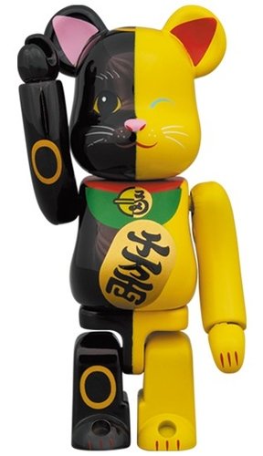 招き猫 黒×黄 BE@RBRICK 100% figure, produced by Medicom Toy. Front view.