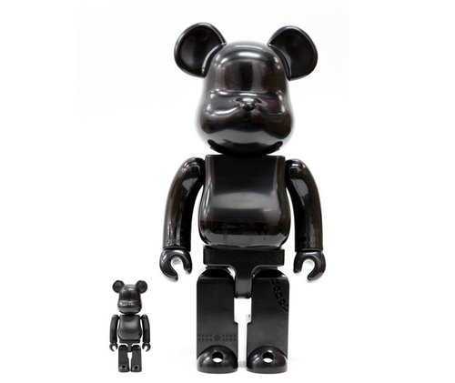 Be@rbrick 400% 100% Skull All Black Ver figure, produced by Medicom Toy. Front view.