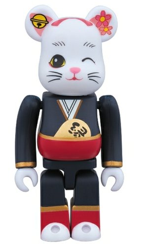 招き猫 縁結び 舞妓 BE@RBRICK figure, produced by Medicom Toy. Front view.