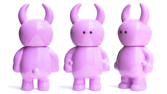 Big Uamou purple figure by Ayako Takagi, produced by Uamou X Unbox Industries. Side view.