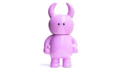 Big Uamou purple figure by Ayako Takagi, produced by Uamou X Unbox Industries. Front view.