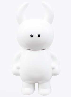Big Uamou figure by Ayako Takagi, produced by Uamou X Unbox Industries. Front view.