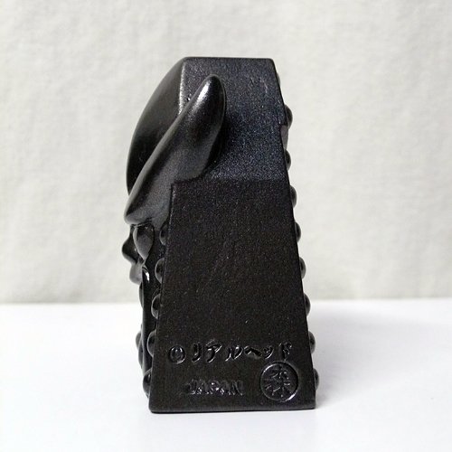 Demon Straw (鬼ガワラ) - Black figure by Mori Katsura, produced by Realxhead. Side view.
