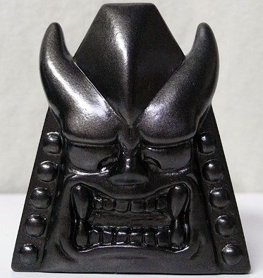 Demon Straw (鬼ガワラ) - Black figure by Mori Katsura, produced by Realxhead. Front view.