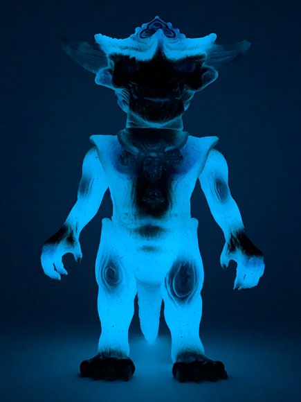 BLUE GID APALALA figure by Toby Dutkiewicz, produced by Devils Head Productions. Detail view.