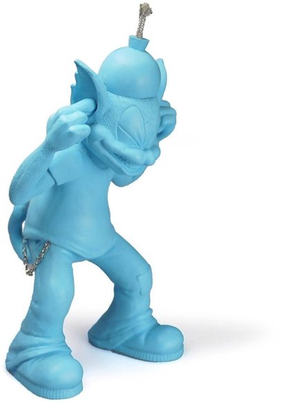 Bomb Cat – Bangin Blue figure by Anthony Ausgang, produced by Munky King. Side view.