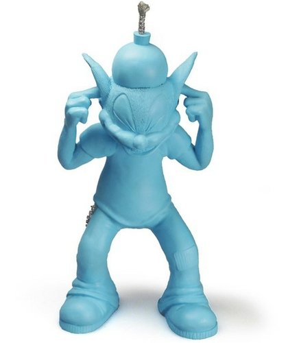 Bomb Cat – Bangin Blue figure by Anthony Ausgang, produced by Munky King. Front view.