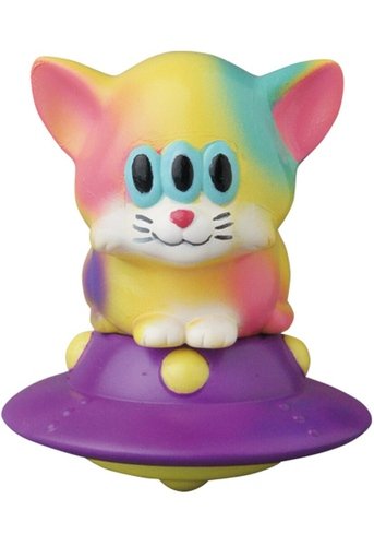 Calm Cat UFO figure by Art Junkie, produced by Medicom. Front view.