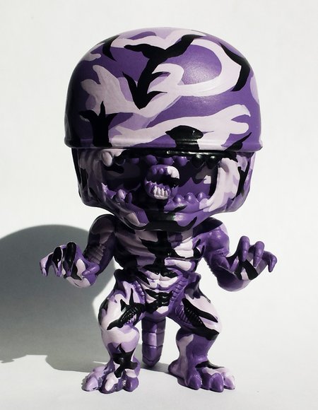 CAMO SLATE ALIEN figure by Erick Scarecrow. Front view.