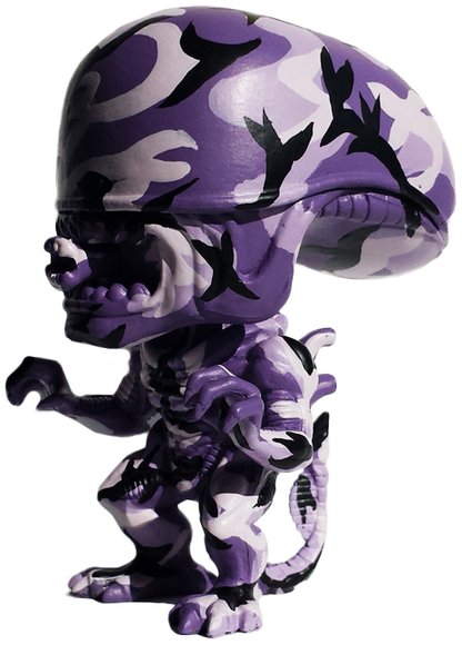 CAMO SLATE ALIEN figure by Erick Scarecrow. Front view.