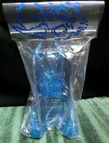 Clear Blue skullHevi figure by Pushead, produced by Secret Base. Packaging.