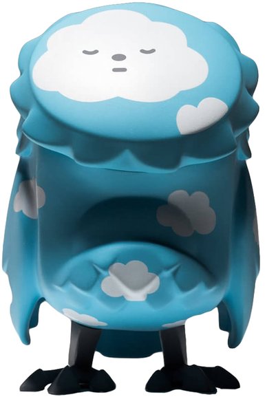 Cloudy Sky Omen figure by Coarse, produced by Coarsetoys X Fluffyhouse. Front view.