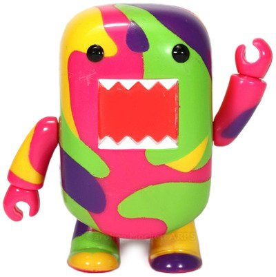 Coloured Camouflage Domo Qee figure by Dark Horse Comics, produced by Toy2R. Front view.