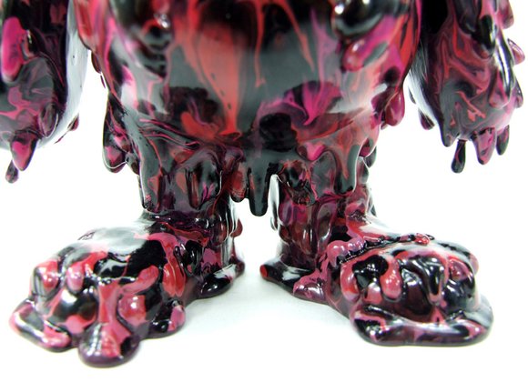 Cronic custom Inc - Red Marbled figure by Cronic, produced by Instinctoy. Detail view.