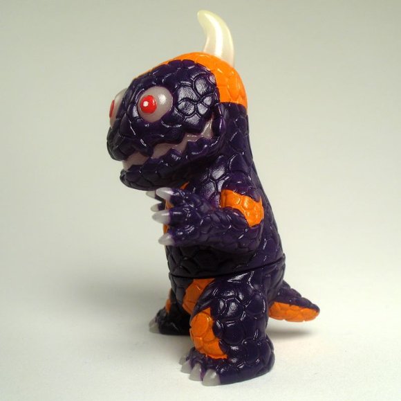 Crouching Miborah - Purple, Orange figure by Chanmen. Side view.
