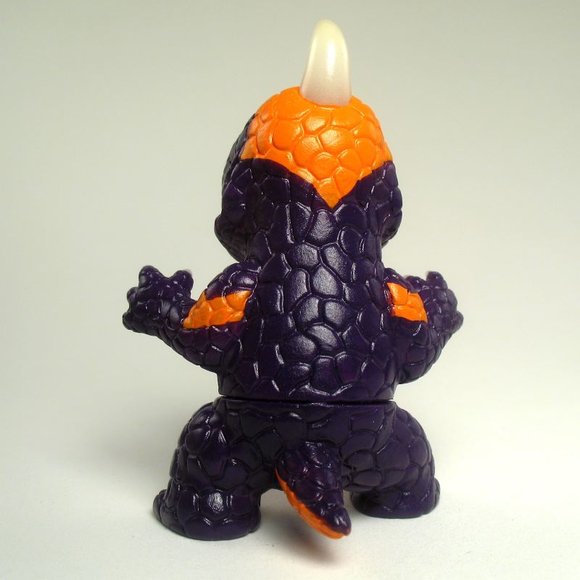 Crouching Miborah - Purple, Orange figure by Chanmen. Back view.
