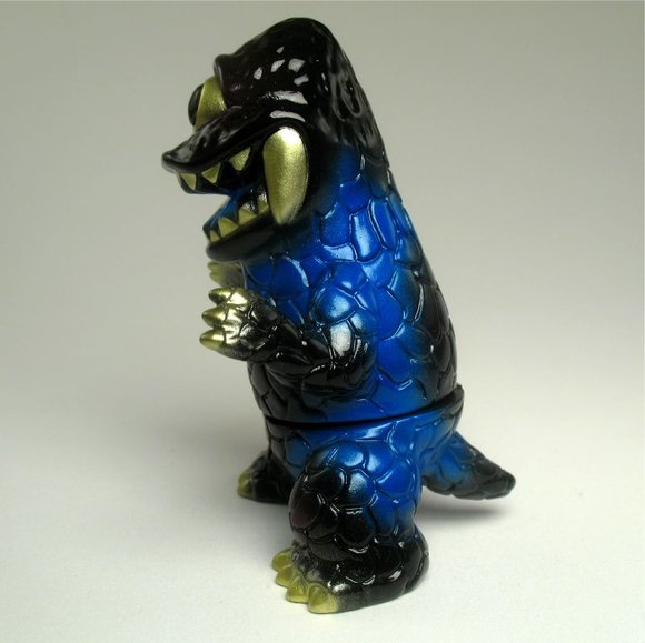 Crouching Zagoran - Black, Metallic Blue, Purple figure by Naoya Ikeda. Side view.