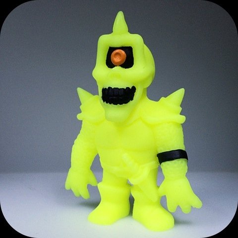 Cyco Simon - Nucleon figure by Mishka, produced by Healeymade. Front view.