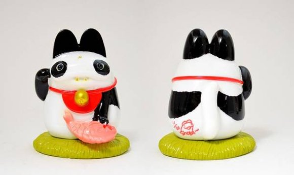 Daifuku Manekineko Panda Edition figure by Shoko Nakazawa (Koraters), produced by Medicom Toy. Side view.