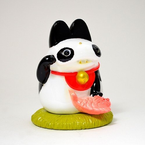 Daifuku Manekineko Panda Edition figure by Shoko Nakazawa (Koraters), produced by Medicom Toy. Front view.