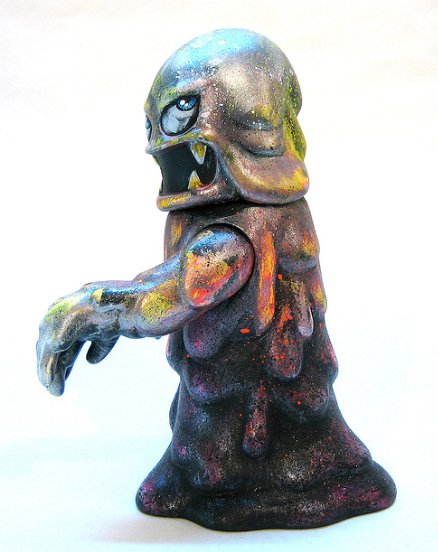 Damnedron - Radioactive figure by Leecifer, produced by Rumble Monsters. Side view.