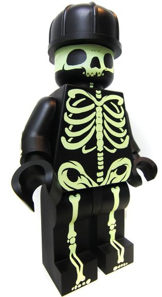 Dancing Skeleton figure by Clogtwo, produced by Lego. Front view.