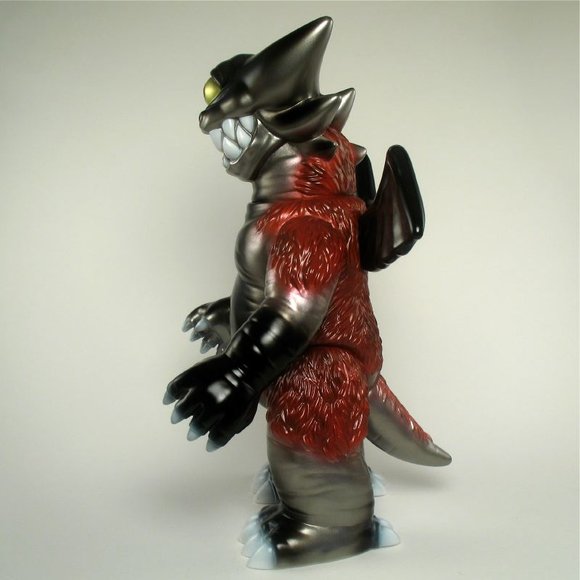 Deathra - Silver, Black figure by Naoya Ikeda. Side view.