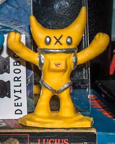 Devilrobots DarthX (yellow ver.) figure by Devilrobots. Front view.