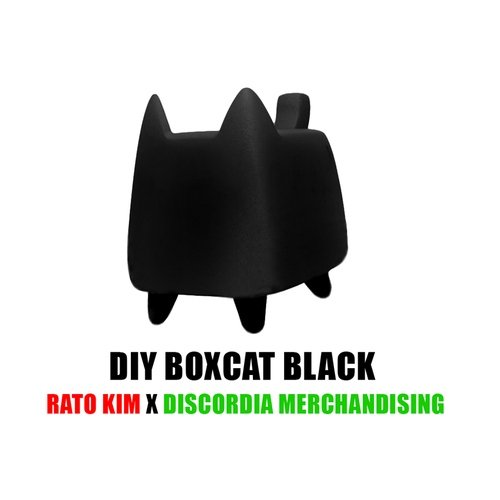 DIY BOXCAT BLACK figure by Rato Kim, produced by Discordia Merchandising. Front view.