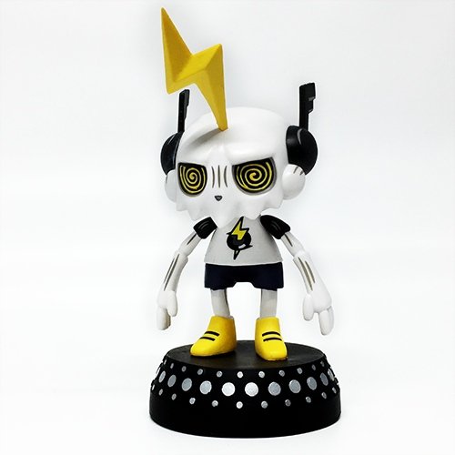 DJ Trakkz vinyl art toy for turntables figure by T.T. Topperz. Front view.