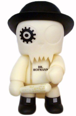 Dr. Hofmann Toyer Qee - GID figure by Dr. Hofmann, produced by Toy2R. Front view.