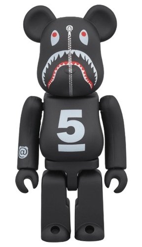 DSMG 5TH SHARK BE@RBRICK 100% figure, produced by Medicom Toy. Front view.