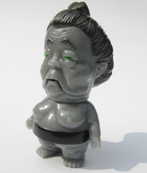 Mountain Juice (おっか山) - Grey Pearl figure by Atom A. Amaresura, produced by Realxhead. Side view.
