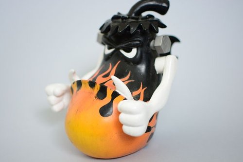 Eggster - Flames figure by Sket One. Front view.