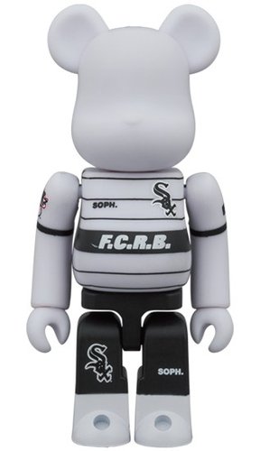 F.C.R.B. × MLB (CHICAGO WHITE SOX) BE@RBRICK 100％ figure, produced by Medicom Toy. Front view.