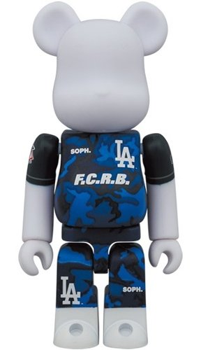 F.C.R.B. × MLB (LOS ANGELES DODGERS) BE@RBRICK 100％ figure, produced by Medicom Toy. Front view.