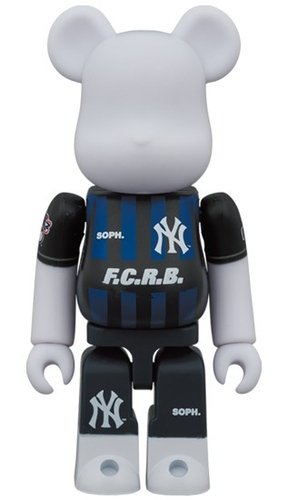 F.C.R.B. × MLB (NEW YORK YANKEES) BE@RBRICK 100% figure, produced by Medicom Toy. Front view.