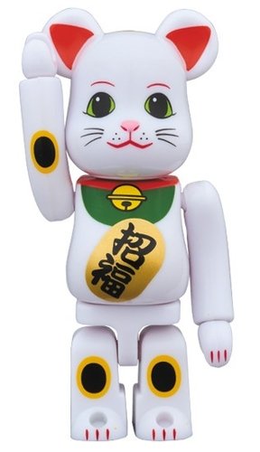 Lucky Cat - Blessing BE@RBRICK 100% figure, produced by Medicom Toy. Front view.