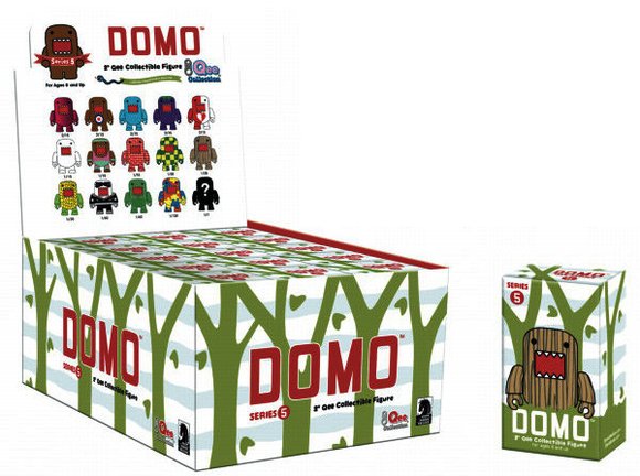 Fuzzy White Domo Qee figure by Dark Horse Comics, produced by Toy2R. Packaging.