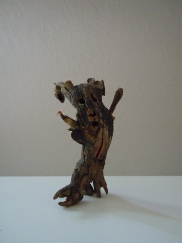 Geisterbaum figure by 23Spk. Front view.