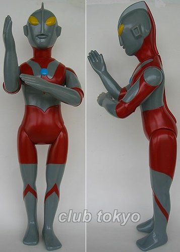 Giant Ultraman figure by Yuji Nishimura, produced by M1Go. Front view.