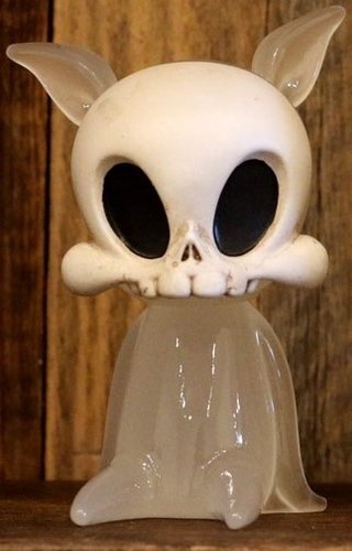 GID Seated Boo Skelve figure by Bran. Front view.