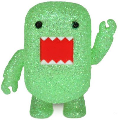 Green Sparkles Domo Qee figure by Dark Horse Comics, produced by Toy2R. Front view.
