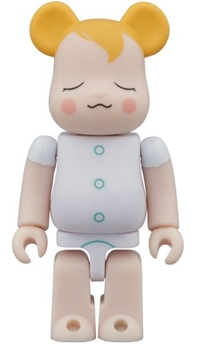 Greeting birth PLUS BE@RBRICK 100% figure, produced by Medicom Toy. Front view.