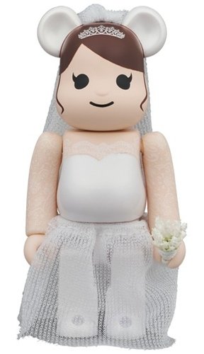 Greeting Marriage 4 PLUS 100% figure, produced by Medicom Toy. Front view.