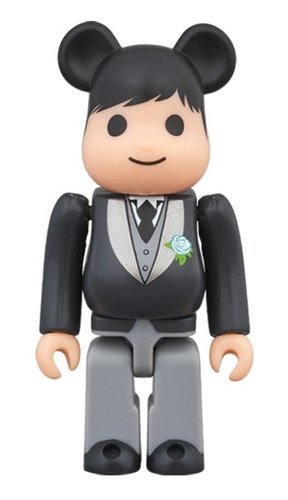 Greeting marry3 PLUS BE@RBRICK 100% figure, produced by Medicom Toy. Front view.