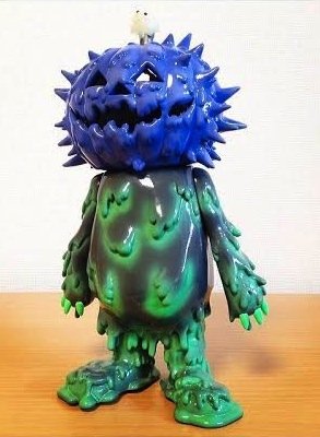 Halloween Inc - Custom figure by Hiroto Ohkubo, produced by Instinctoy. Front view.