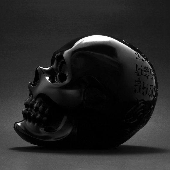 Hasadhu Shingon Skull - Black figure by Usugrow, produced by Secret Base. Side view.