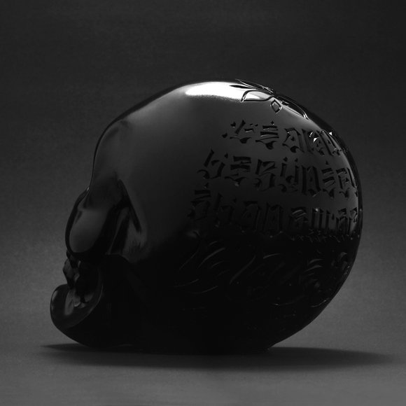 Hasadhu Shingon Skull - Black figure by Usugrow, produced by Secret Base. Back view.