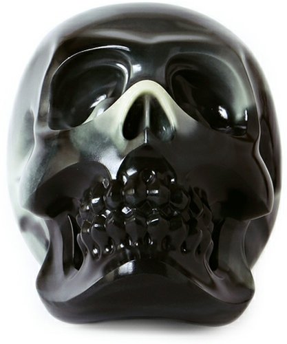 Hasadhu Shingon Skull - Black/GID Marbled figure by Usugrow, produced by Secret Base. Front view.